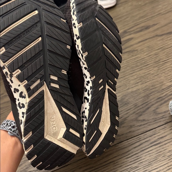 Brooks - Picture 3 of 3